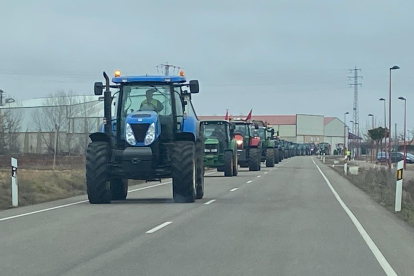 Los tractores atascan la N-120