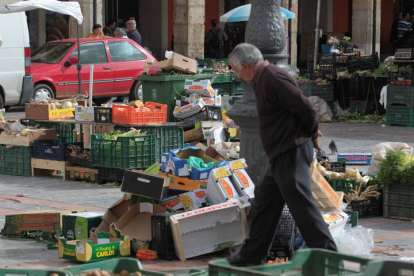 Imagen de las sobras de comida tras un mercado