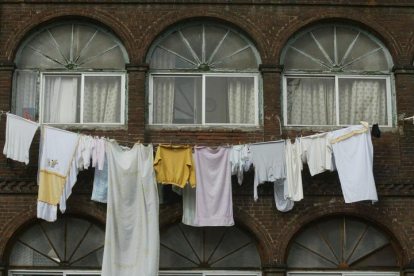 La ordenanza prohíbe tender ropa en ventanas orientadas a la calle