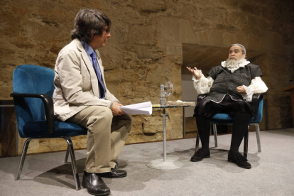 El periodista Eduardo Aguirre entrevista a Cervantes.