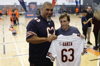 El ex jugador de la NFL y leyenda de los Chicago Bears  Roberto Garza y el alcalde de Madrid, José Luis Martínez-Almeida.