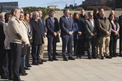 El Fiscal Superior de la Comunidad de Castilla y León, Santiago Mena (c), junto a otros asistentes, guardan un minuto de silencio por los dos guardias civiles fallecidos en puerto de Barbate (Cádiz).