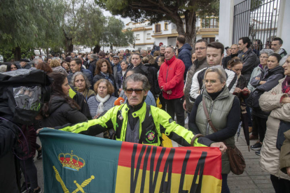 Numerosas personas se han sumado este lunes al minuto de silencio que se ha guardado en Barbate (Cádiz) en repulsa por la muerte de dos agentes de la Guardia Civil el pasado viernes cuando fueron arrollados por una narcolancha en el puerto de la localidad.
