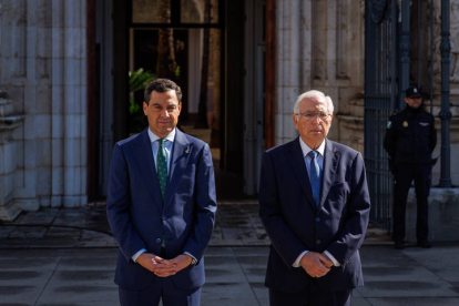 El presidente de la Junta de Andalucía, Juanma Moreno (i), y el presidente de Melilla, Juan José Imbroda, guardan un minuto de silencio por lo guardias civiles fallecidos el pasado viernes en Barbate (Cádiz), antes de firmar un convenio de colaboración, este lunes en el Palacio de San Telmo, sede de la Presidencia, en Sevilla.