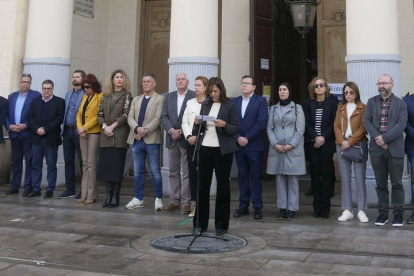 Las autoridades políticas, encabezadas por miembros del gobierno de la Ciudad Autónoma de Melilla, militares y civiles guardan un minuto de silencio en memoria de los dos guardias civiles asesinados el pasado fin de semana en el puerto de Barbate (Cádiz) por una narcolancha.