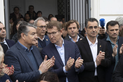 El presidente del PP, Alberto Núñez Feijóo (c), acompañado por el consejero de Presidencia del Gobierno andaluz, Antonio Sanz (i) y el alcalde de Barbate (Cádiz), Miguel Molina (d), se ha sumado este lunes al minuto de silencio que se ha guardado en Barbate (Cádiz) en repulsa por la muerte de dos agentes de la Guardia Civil el pasado viernes que fueron arrollados por una narcolancha en el puerto de la localidad.