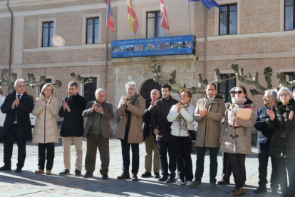 Minuto de silencio por los dos guardias civiles arrollados por una narcolancha en Cádiz.