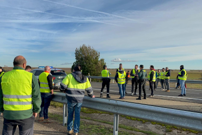 Un momento del corte de los agricultores en la A-231 este lunes por la tarde.