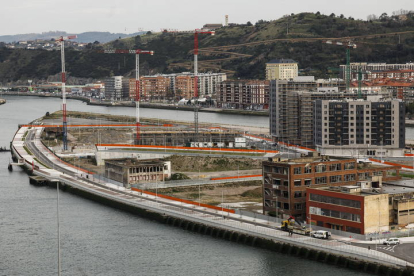 Vista parcial de la península de Zorrozaurre, zona de expansión residencial y de nueva construcción de Bilbao.