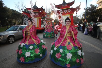 El desfile del Martes de Carnaval en Ponferrada, en una tarde cálida, dejó imágenes llenas de color y de buen sentido del humor.