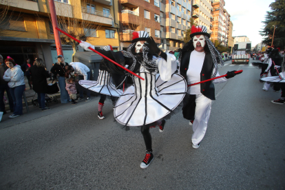 El desfile del Martes de Carnaval en Ponferrada, en una tarde cálida, dejó imágenes llenas de color y de buen sentido del humor.