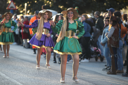 El desfile del Martes de Carnaval en Ponferrada, en una tarde cálida, dejó imágenes llenas de color y de buen sentido del humor.