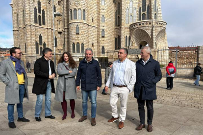 Bendodo abrió la jornada en Astorga, con el alcalde, José Luis Nieto.