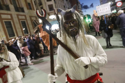 El desfile de ancestrales personajes de los antruejos amenizaron el martes de Carnaval las calles de León.