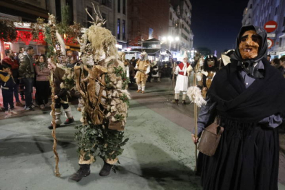 El desfile de ancestrales personajes de los antruejos amenizaron el martes de Carnaval las calles de León.