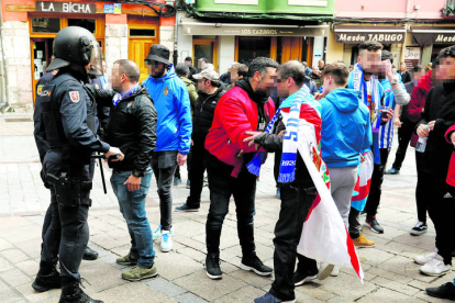 La Policía se vio obligada a intervenir para frenar los enfrentamientos entre las aficiones s más radicales en el último derbi en León, el 7 de abril de 2019.