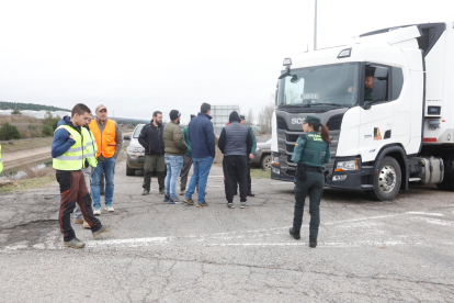 Una protesta de agricultores corta el acceso de un camión con legumbres importadas al polígono de Vidanes.