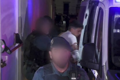 Agentes de la Guardia Civil trasladan anoche, desde el juzgado de Barbate a la prisión Puerto II, en el término gaditano de El Puerto de Santa María, a los seis detenidos por la muerte de los dos guardias civiles.
