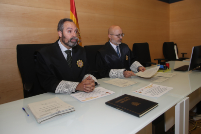 El juez decano de Ponferrada, Óscar Hernáiz y el director de la oficina de Servicios Comunes, José Miguel Carbajosa.
