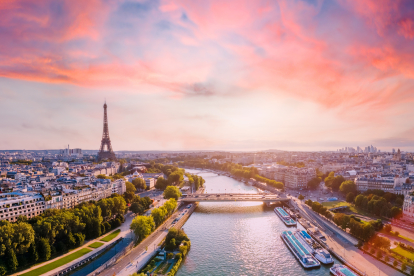 El sol se oculta en París (Francia), donde se observan el Río Sena y la Torre Eiffel.