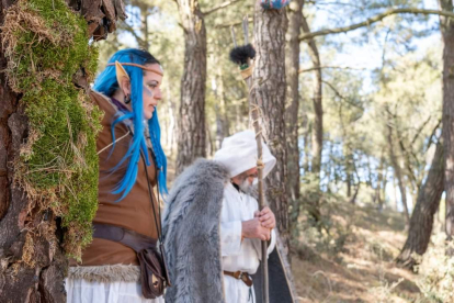 Dos personajes de una visita teatralizada al Bosque Mágico de Alija del Infantado.