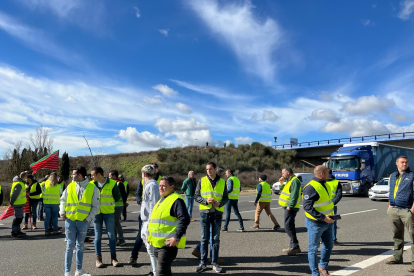 Agricultores de León y Zamora cortan la A-6 en Benavente