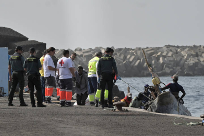 Desembarque de 81 inmigrantes, rescatados en la tarde de hoy, por la embarcación de Salvamento Marítimo en la isla de Hierro.
