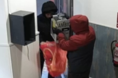 Imagen de la cámara de seguridad que muestra a los ladrones en uno de los robos.
