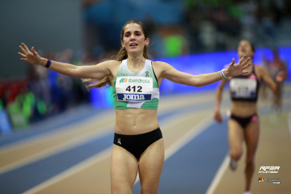 Marta Garcia celebra su triunfo, con título incluido de campeona, en la final de los 3.000 metros del Nacional en pista cubierta.