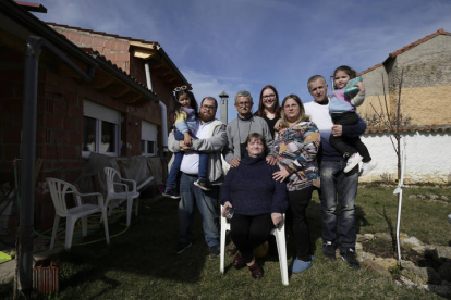 La familia al completo en el patio de la casa de Palazuelo de Órbigo.