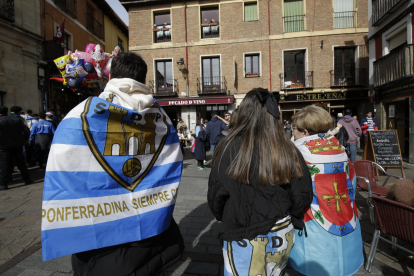 Los aficionados llenan de color el Barrio Húmedo.