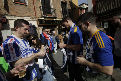 Los aficionados llenan de color el Barrio Húmedo.