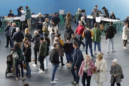 Ambiente en un colegio electoral en Santiago de Compostela durante la jornada electoral en Galicia, este domingo.