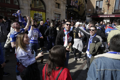 Ambiente en la calle antes del partido Cultural-Deportiva.