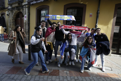 Ambiente en la calle antes del partido Cultural-Deportiva.