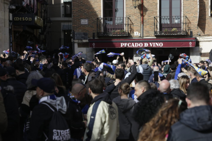 Ambiente en la calle antes del partido Cultural-Deportiva.