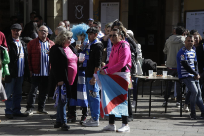 Ambiente en la calle antes del partido Cultural-Deportiva.