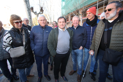 El alcalde de Toral de los Vados, Pedro Fernández, (en el centro) arropado por un grupo de vecinos en los juzgados de Ponferrada.