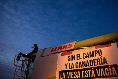 Una cosechadora muestra un mensaje relativo a la importancia del sector agrícola en lamarcha de tractores de los agricultores concentrados en la A-42 a la altura de Torrejón de la Calzada, uno de los puntos desde los que parten para manifestarse en la Plaza de la Independencia de Madrid, en protesta por la situación del sector.