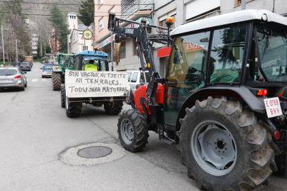 Una marcha de tractores recorren esta mañana las calles de Villablino.