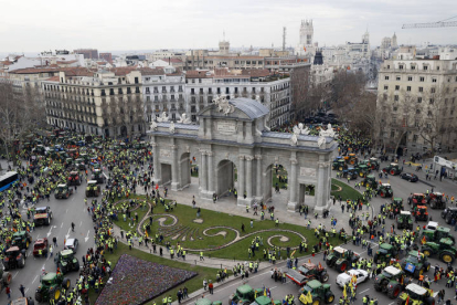 Los agricultores llegados desde distintos puntos con sus tractores que se manifiestan este miércoles por el centro de Madrid.