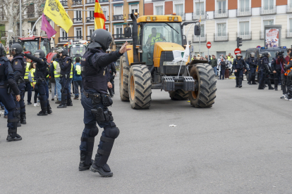 Miembros de la policía durante la protesta de agricultores llegados desde distintos puntos con sus tractores este miércoles en el centro de Madrid, en una marcha que concluye frente al Ministerio de Agricultura, Pesca y Alimentación.