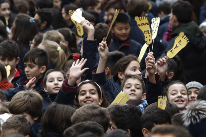 Un grupo de niños y niñas en el Día Mundial de la Paz en León.