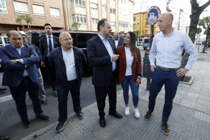 El alcalde de León junto al exministro Ábalos, con Koldo García en un segundo plano, en una imagen de 2019.