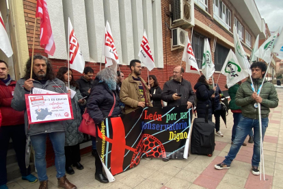 Protesta frente a la Dirección Provincial de Educación con el apoyo del 'cobrador del moroso'