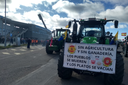 Los tractores llegan al Reino de León, desde donde arrancará la protesta.
