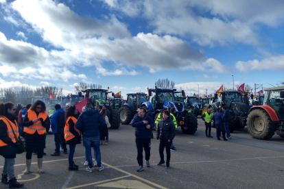 Los tractores llegan al Reino de León, desde donde arrancará la protesta.