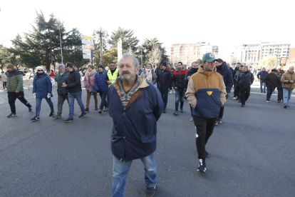 La protesta de los agricultores toma las calles de León en otra jornada histórica.