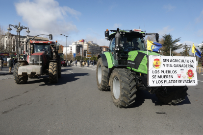 La protesta de los agricultores toma las calles de León en otra jornada histórica.