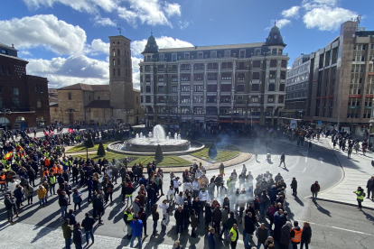 Tractores y agrocultores colapsan ya las principales calles de León en otra movilización histórica del campo.